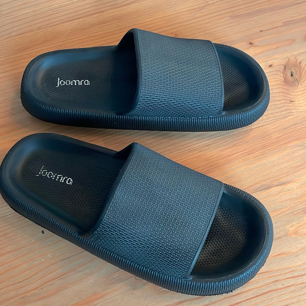 Men’s slippers / sandals / house shoes